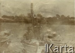 1915-1918, prawdopodobnie Ukraina.
Żołnierze 6 Gospodarczego Czołowego Oddziału Sanitarnego (przemianowanego później na Korpusową Kolumnę Sanitarną) imperialnej armii rosyjskiej w łódce. Oddział przeszedł w 1917/1918 roku do II Korpusu Polskiego na Wschodzie. Z prawej siedzi Mieczysław Ustaszewski.
Fot. NN, zbiory Ośrodka KARTA, przekazała Wanda Ustaszewska-Szamborska