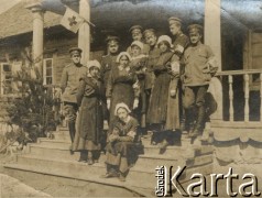 1915-1918, prawdopodobnie Ukraina.
6 Gospodarczy Czołowy Oddział Sanitarny (przemianowany później na Korpusową Kolumnę Sanitarną) imperialnej armii rosyjskiej. Oddział przeszedł w 1917/1918 roku do II Korpusu Polskiego na Wschodzie. Na zdjęciu żołnierze i sanitariuszki, 1. z prawej stoi Mieczysław Ustaszewski obok jego późniejsza żona Janina Łowicka.
Fot. NN, zbiory Ośrodka KARTA, przekazała Wanda Ustaszewska-Szamborska