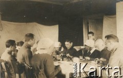 1915-1918, prawdopodobnie Ukraina.
6 Gospodarczy Czołowy Oddział Sanitarny (przemianowany później na Korpusową Kolumnę Sanitarną) imperialnej armii rosyjskiej. Oddział przeszedł w 1917/1918 roku do II Korpusu Polskiego na Wschodzie. Żołnierze i sanitariuszki podczas posiłku.
Fot. NN, zbiory Ośrodka KARTA, przekazała Wanda Ustaszewska-Szamborska