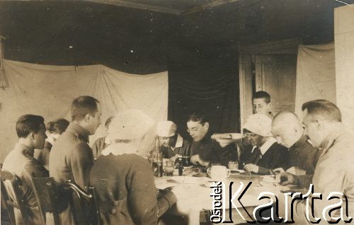 1915-1918, prawdopodobnie Ukraina.
6 Gospodarczy Czołowy Oddział Sanitarny (przemianowany później na Korpusową Kolumnę Sanitarną) imperialnej armii rosyjskiej. Oddział przeszedł w 1917/1918 roku do II Korpusu Polskiego na Wschodzie. Żołnierze i sanitariuszki podczas posiłku.
Fot. NN, zbiory Ośrodka KARTA, przekazała Wanda Ustaszewska-Szamborska