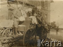 1915-1918, prawdopodobnie Ukraina.
6 Gospodarczy Czołowy Oddział Sanitarny (przemianowany później na Korpusową Kolumnę Sanitarną) imperialnej armii rosyjskiej. Oddział przeszedł w 1917/1918 roku do II Korpusu Polskiego na Wschodzie. Na wozie siedzi sanitariuszka Janina Łowicka, późniejsza żona Mieczysława Ustaszewskiego.
Fot. NN, zbiory Ośrodka KARTA, przekazała Wanda Ustaszewska-Szamborska