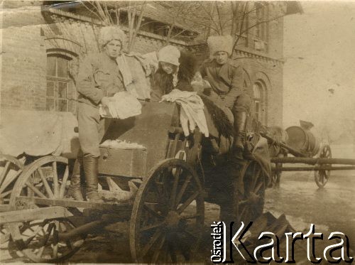 1915-1918, prawdopodobnie Ukraina.
6 Gospodarczy Czołowy Oddział Sanitarny (przemianowany później na Korpusową Kolumnę Sanitarną) imperialnej armii rosyjskiej. Oddział przeszedł w 1917/1918 roku do II Korpusu Polskiego na Wschodzie. Na wozie siedzi sanitariuszka Janina Łowicka, późniejsza żona Mieczysława Ustaszewskiego.
Fot. NN, zbiory Ośrodka KARTA, przekazała Wanda Ustaszewska-Szamborska