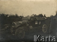 1915-1918, prawdopodobnie Ukraina.
Żołnierze 6 Gospodarczego Czołowego Oddziału Sanitarnego (przemianowanego później na Korpusową Kolumnę Sanitarną) imperialnej armii rosyjskiej w samochodzie. Oddział przeszedł w 1917/1918 roku do II Korpusu Polskiego na Wschodzie.
Fot. NN, zbiory Ośrodka KARTA, przekazała Wanda Ustaszewska-Szamborska