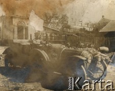 1915-1918, prawdopodobnie Ukraina.
Żołnierze 6 Gospodarczego Czołowego Oddziału Sanitarnego (przemianowanego później na Korpusową Kolumnę Sanitarną) imperialnej armii rosyjskiej w samochodzie. Oddział przeszedł w 1917/1918 roku do II Korpusu Polskiego na Wschodzie.
Fot. NN, zbiory Ośrodka KARTA, przekazała Wanda Ustaszewska-Szamborska