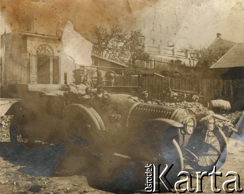 1915-1918, prawdopodobnie Ukraina.
Żołnierze 6 Gospodarczego Czołowego Oddziału Sanitarnego (przemianowanego później na Korpusową Kolumnę Sanitarną) imperialnej armii rosyjskiej w samochodzie. Oddział przeszedł w 1917/1918 roku do II Korpusu Polskiego na Wschodzie.
Fot. NN, zbiory Ośrodka KARTA, przekazała Wanda Ustaszewska-Szamborska