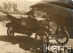 1915-1918, prawdopodobnie Ukraina.
Żołnierz 6 Gospodarczego Czołowego Oddziału Sanitarnego (przemianowanego później na Korpusową Kolumnę Sanitarną) imperialnej armii rosyjskiej w samochodzie. Oddział przeszedł w 1917/1918 roku do II Korpusu Polskiego na Wschodzie.
Fot. NN, zbiory Ośrodka KARTA, przekazała Wanda Ustaszewska-Szamborska