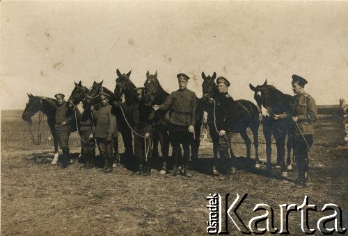 1915-1918, prawdopodobnie Ukraina.
Żołnierze 6 Gospodarczego Czołowego Oddziału Sanitarnego (przemianowanego później na Korpusową Kolumnę Sanitarną) imperialnej armii rosyjskiej z końmi. Oddział przeszedł w 1917/1918 roku do II Korpusu Polskiego na Wschodzie.
Fot. NN, zbiory Ośrodka KARTA, przekazała Wanda Ustaszewska-Szamborska