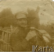25.08.1917, Ukraina.
Mieczysław Ustaszewski, żołnierz 6 Gospodarczego Czołowego Oddziału Sanitarnego (przemianowanego później na Korpusową Kolumnę Sanitarną) imperialnej armii rosyjskiej. Oddział przeszedł w 1917/1918 roku do II Korpusu Polskiego na Wschodzie.
Fot. NN, zbiory Ośrodka KARTA, przekazała Wanda Ustaszewska-Szamborska