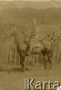 25.08.1917, Ukraina.
Mieczysław Ustaszewski, żołnierz 6 Gospodarczego Czołowego Oddziału Sanitarnego (przemianowanego później na Korpusową Kolumnę Sanitarną) imperialnej armii rosyjskiej. Oddział przeszedł w 1917/1918 roku do II Korpusu Polskiego na Wschodzie.
Fot. NN, zbiory Ośrodka KARTA, przekazała Wanda Ustaszewska-Szamborska
