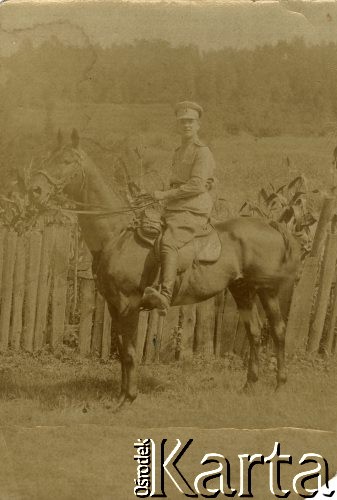 25.08.1917, Ukraina.
Mieczysław Ustaszewski, żołnierz 6 Gospodarczego Czołowego Oddziału Sanitarnego (przemianowanego później na Korpusową Kolumnę Sanitarną) imperialnej armii rosyjskiej. Oddział przeszedł w 1917/1918 roku do II Korpusu Polskiego na Wschodzie.
Fot. NN, zbiory Ośrodka KARTA, przekazała Wanda Ustaszewska-Szamborska
