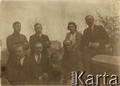 Przed 1927, Warszawa, Polska.
Wanda Rutkowska, później Ustaszewska w gronie kolegów z Ministerstwa Spraw Wojskowych
Fot. NN, zbiory Ośrodka KARTA, przekazała Wanda Ustaszewska-Szamborska
