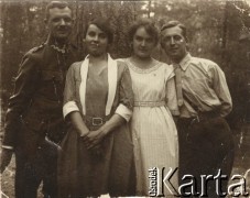 Początek lat 20., Polska.
Bracia Mieczysław (z lewej) i Edmund Ustaszewscy w towarzystwie kobiet.
Fot. NN, zbiory Ośrodka KARTA, przekazała Wanda Ustaszewska-Szamborska
