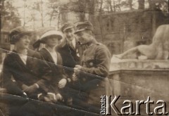 Lata 20., Polska.
Z prawej stoi Edmund Ustaszewski.
Fot. NN, zbiory Ośrodka KARTA, przekazała Wanda Ustaszewska-Szamborska