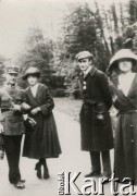 Lata 20., Polska.
Z lewej stoi Edmund Ustaszewski.
Fot. NN, zbiory Ośrodka KARTA, przekazała Wanda Ustaszewska-Szamborska