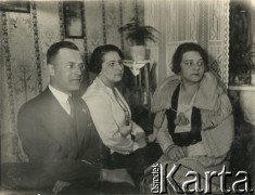 Lata 30., Warszawa, Polska.
Wanda z Rutkowskich Ustaszewska (1. z prawej) i jej mąż Edmund Ustaszewski wraz z Janiną Ząbecką.
Fot. NN, zbiory Ośrodka KARTA, przekazała Wanda Ustaszewska-Szamborska