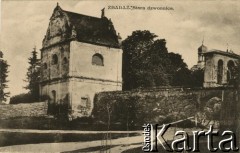 Przed 1939, Zbaraż, woj. tarnopolskie, Polska.
Klasztor oo. bernardynów, dawna dzwonnica.
Fot. NN, zbiory Ośrodka KARTA, przekazała Janina Kuszell