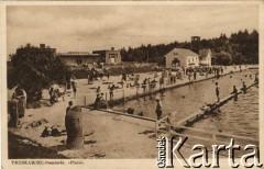 Przed 1939, Truskawiec, pow. Drohobycz, woj. lwowskie.  
Kąpielisko siarczano-solankowe Truskawiec-Pomiarki. Na plaży wypoczywają kuracjusze.
Fot. NN, zbiory Ośrodka KARTA, przekazała Janina Kuszell