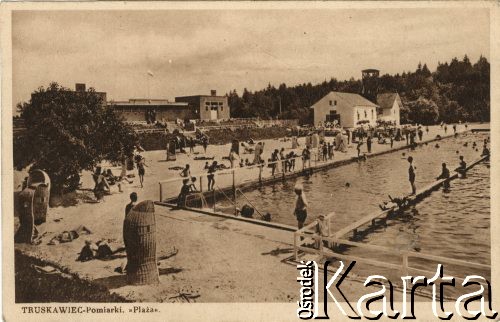 Przed 1939, Truskawiec, pow. Drohobycz, woj. lwowskie.  
Kąpielisko siarczano-solankowe Truskawiec-Pomiarki. Na plaży wypoczywają kuracjusze.
Fot. NN, zbiory Ośrodka KARTA, przekazała Janina Kuszell