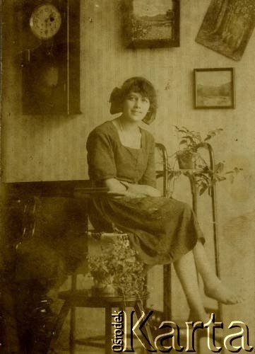 Ok. 1922, Żywiec, woj. krakowskie, Polska.
Michalina z domu Hylińska (1900-1925), żona porucznika 3 Pułku Strzelców Podhalańskich Wojska Polskiego Karola Staszkiewicza. 
Fot. NN, kolekcja Witolda Staszkiewicza, zbiory Ośrodka KARTA