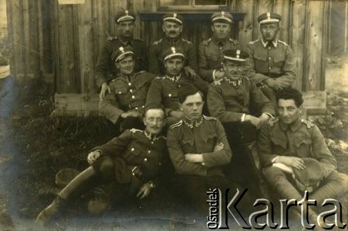 Początek lat 20., Polska.
Żołnierze Wojska Polskiego. W drugim rzędzie w środku Karol Staszkiewicz (1900-1943). 
Fot. NN, kolekcja Witolda Staszkiewicza, zbiory Ośrodka KARTA