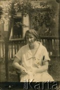 Lata 20., Polska.
Julia Hylińska, siostra Michaliny i Marii w ogrodzie.
Fot. NN, kolekcja Witolda Staszkiewicza, zbiory Ośrodka KARTA
