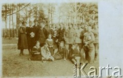 1918-1920, Polska.
Grupa uczniów z nauczycielami.
Fot. NN, kolekcja Witolda Staszkiewicza, zbiory Ośrodka KARTA 

