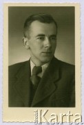 1947, Zakopane, woj. krakowskie, Polska.
Portret Witolda Staszkiewicza (1923-1950). Zdjęcie wykonano najprawdopodobniej podczas pobytu w Sanatorium Polskiego Czerwonego Krzyża.
Fot. NN, Foto-Buchcar, kolekcja Witolda Staszkiewicza, zbiory Ośrodka KARTA 

