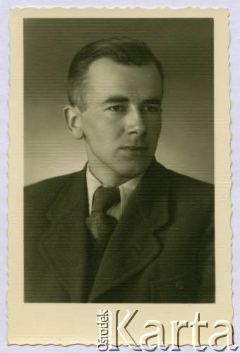 1947, Zakopane, woj. krakowskie, Polska.
Portret Witolda Staszkiewicza (1923-1950). Zdjęcie wykonano najprawdopodobniej podczas pobytu w Sanatorium Polskiego Czerwonego Krzyża.
Fot. NN, Foto-Buchcar, kolekcja Witolda Staszkiewicza, zbiory Ośrodka KARTA 

