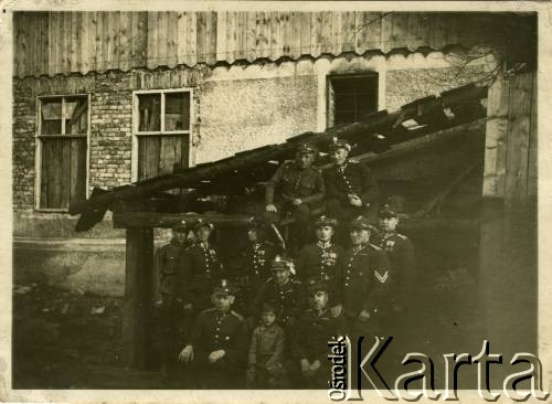 1930, Międzyrzece Górne, woj. śląskie, Polska.
Grupa oficerów 3 Pułku Strzelców Podhalańskich Wojska Polskiego pozuje z chłopcem przed budynkiem.
Fot. NN, kolekcja Witolda Staszkiewicza, zbiory Ośrodka KARTA