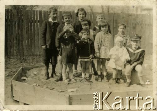 1930, Bielsko, woj. śląskie, Polska.
Dzieci bawiące się w piaskownicy.
Fot. NN, kolekcja Witolda Staszkiewicza, zbiory Ośrodka KARTA