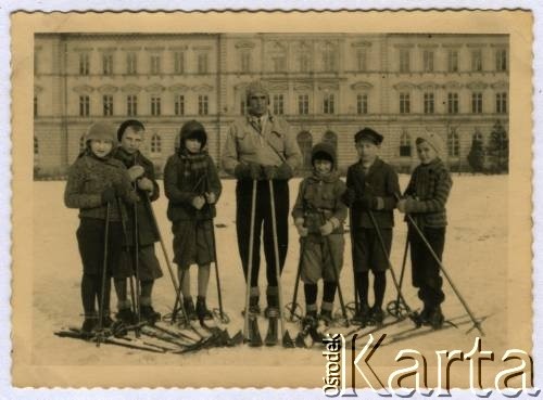 Marzec 1932, Polska.
Grupa chłopców z nauczycielem podczas wycieczki narciarskiej. 1. z prawej prawdopodobnie Witold Staszkiewicz.
Fot. NN, kolekcja Witolda Staszkiewicza, zbiory Ośrodka KARTA