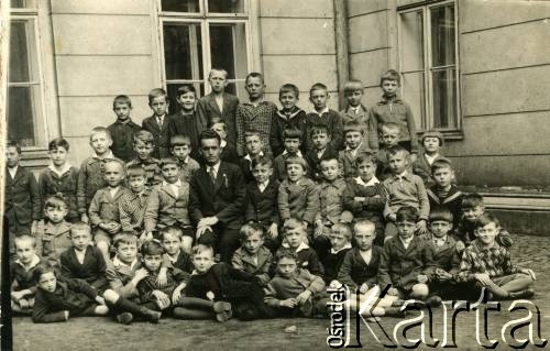 1.05.1932, Bielsko, woj. śląskie, Polska.
Uczniowie III klasy szkoły powszechnej pozują z nauczycielem przed budynkiem szkoły.
Fot. NN, kolekcja Witolda Staszkiewicza, zbiory Ośrodka KARTA