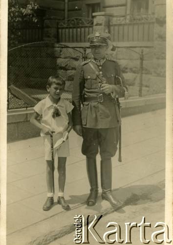 1931, Bielsko, woj. śląskie, Polska.
Kapitan 3 Pułku Strzelców Podhalańskich WP Karol Staszkiewicz z synem Witoldem przed budynkiem przy ul. 3 Maja. 
Fot. NN, kolekcja Witolda Staszkiewicza, zbiory Ośrodka KARTA