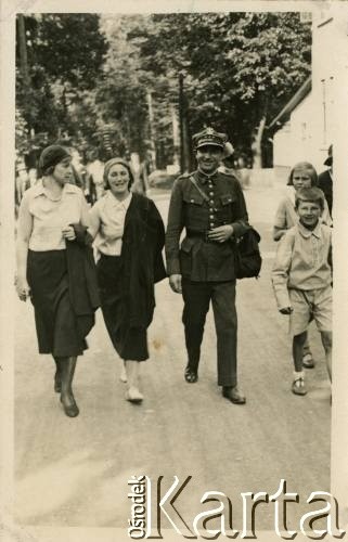 19.06.1932, Bielsko, woj. śląskie, Polska.
Rodzina Staszkiewiczów podczas spaceru po Cygańskim lesie. 1. z prawej Witold Staszkiewicz, obok jego ojciec Karol. 
Fot. NN, kolekcja Witolda Staszkiewicza, zbiory Ośrodka KARTA