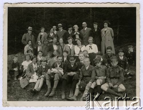 Lato 1935, Łysa Góra, Beskid Mały, woj. śląskie, Polska.
Uczniowie z I klasy Państwowego Gimnazjum im. Józefa Piłsudskiego w Bielsku podczas wycieczki na szczyt Łysej Góry. W drugim rzędzie 1. z lewej siedzi Witold Staszkiewicz.
Fot. NN, kolekcja Witolda Staszkiewicza, zbiory Ośrodka KARTA