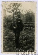 Lato 1937, Biała Krakowska, woj. krakowskie, Polska.
Witold Staszkiewicz w ogrodzie w ogrodzie koło domu przy ul. Mikołaja Reja 15.
Fot. NN, kolekcja Witolda Staszkiewicza, zbiory Ośrodka KARTA