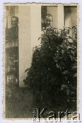 Lato 1937, Biała Krakowska, woj. krakowskie, Polska.
Witold Staszkiewicz (z lewej) z wujem Ludwikiem przed frontem domu przy ul. Mikołaja Reja 15.
Fot. NN, kolekcja Witolda Staszkiewicza, zbiory Ośrodka KARTA