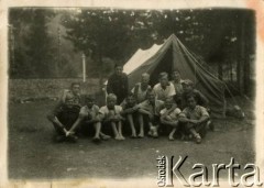 Lato 1937, Piwniczna, woj. krakowskie, Polska.
Obóz harcerski  I Drużyny Harcerskiej im. T. Kościuszki z Bielska. Harcerze siedzą przed namiotem zastępu 