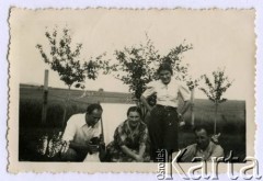 1937, Biała Krakowska, woj. krakowskie, Polska.
Rodzina Staszkiewiczów podczas odpoczynku w ogrodzie przy domu. Od lewej siedzą: NN, Maria (żona Karola), Aleksandra Bętkowska (siostrzenica Marii), Karol (ojciec Witolda).
Fot. NN, kolekcja Witolda Staszkiewicza, zbiory Ośrodka KARTA