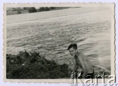 Sierpień 1939, Żywiec, woj. krakowskie, Polska.
Witold Staszkiewicz na plaży nad rzeką Sołą.
Fot. NN, Foto-Sztuka, kolekcja Witolda Staszkiewicza, zbiory Ośrodka KARTA