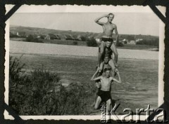 Sierpień 1939, Żywiec, woj. krakowskie, Polska.
Chłopcy nad rzeką Sołą. Od dołu: Witold Staszkiewicz, Pildek, Henryk, Jerzy.
Fot. NN, kolekcja Witolda Staszkiewicza, zbiory Ośrodka KARTA