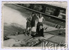 Sierpień 1939, Żywiec, woj. krakowskie, Polska.
Chłopcy nad rzeką Sołą. Stoją od lewej: Witold Staszkiewicz, Jerzy, Pildek, Henryk.
Fot. NN, kolekcja Witolda Staszkiewicza, zbiory Ośrodka KARTA