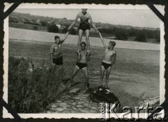 Sierpień 1939, Żywiec, woj. krakowskie, Polska.
Chłopcy nad rzeką Sołą. Stoją od lewej: Witold Staszkiewicz, Pildek, Jerzy. Na ramionach Pildka stoi Henryk.
Fot. NN, kolekcja Witolda Staszkiewicza, zbiory Ośrodka KARTA