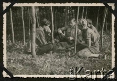 Sierpień 1939, okolice Żywca, woj. krakowskie, Polska.
Witold Staszkiewicz (w środku) gra w karty z kolegami w lesie.
Fot. NN, kolekcja Witolda Staszkiewicza, zbiory Ośrodka KARTA