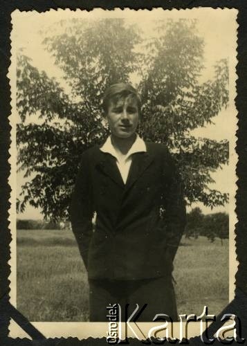 Sierpień 1940, Biała Krakowska, Prowincja Górny Śląsk, III Rzesza Niemiecka.
Witold Staszkiewicz stoi przy drzewie.
Fot. NN, kolekcja Witolda Staszkiewicza, zbiory Ośrodka KARTA