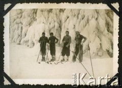 Zima 1940, Beskid Mały, Prowincja Górny Śląsk, III Rzesza Niemiecka.
Witold Staszkiewicz (z prawej) z kolegami podczas jazdy na nartach po Magurce Wilkowickiej.
Fot. Eugeniusz Temlak, kolekcja Witolda Staszkiewicza, zbiory Ośrodka KARTA