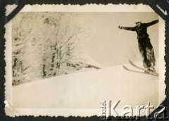 Zima 1940, Beskid Mały, Prowincja Górny Śląsk, III Rzesza Niemiecka.
Witold Staszkiewicz podczas jazdy na nartach ze szczytu Magurka Wilkowicka.
Fot. Eugeniusz Temlak, kolekcja Witolda Staszkiewicza, zbiory Ośrodka KARTA