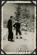 Zima 1940, Beskid Mały, Prowincja Górny Śląsk, III Rzesza Niemiecka.
Witold Staszkiewicz (z lewej) z kolegą na nartach podczas wchodzenia na szczyt Magurka Wilkowicka.
Fot. Eugeniusz Temlak, kolekcja Witolda Staszkiewicza, zbiory Ośrodka KARTA