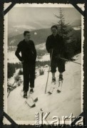 Zima 1940, Beskid Mały, Prowincja Górny Śląsk, III Rzesza Niemiecka.
Witold Staszkiewicz (z lewej) z kolegą wchodzi na szczyt Magurka Wilkowicka.
Fot. Eugeniusz Temlak, kolekcja Witolda Staszkiewicza, zbiory Ośrodka KARTA