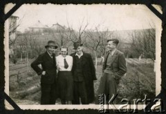 1941, Biała Krakowska, Prowincja Górny Śląsk, III Rzesza Niemiecka.
Grupa osób stojąca w ogrodzie. Od lewej: Karol Staszkiewicz, Irena Susicka, NN, Witold Staszkiewicz. Po lewej stronie widoczny fragment domu Barbary Gotkowskiej. 
Fot. NN, kolekcja Witolda Staszkiewicza, zbiory Ośrodka KARTA